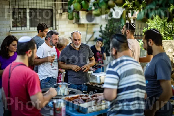 התכנסות קבוצתית למנגל, ממדינת ישראל. חוּלצָה, חַלוֹן, קהילה