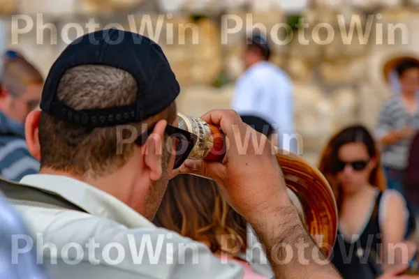 איש תוקע בשופר לראש השנה, ממדינת ישראל. טיפול חזון, מישקפי שמש, כובע