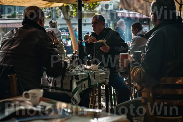 גברים מתלבטים בפוליטיקה בבית קפה שוקק חיים, ממדינת ישראל. כִּסֵא, אירוע, איזור עירוני