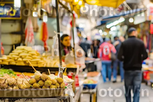 רוכלי אוכל רחוב המגישים פלאפל וחומוס ממדינת ישראל. מוכר, מזונות טבעיים, שׁוּק