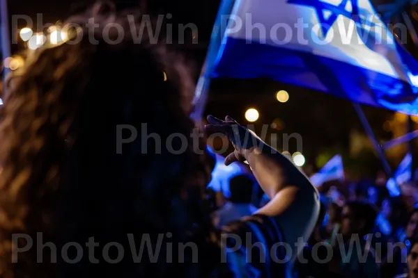 קונצרט מוזיקה לילי בתל אביב, אנרגיה והתרגשות, ממדינת ישראל. כְּחוֹל, אוהד, אמנויות במה