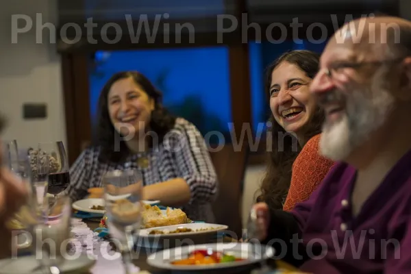 מפגש משפחתי לארוחת שבת, צחוק ממלא את החדר, ממדינת ישראל. מזון, צַלַחַת, שַׂמֵחַ