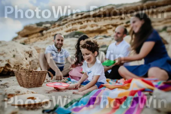 משפחה נהנית מפיקניק בחוף הים, ממדינת ישראל. ענן, שָׁמַיִם, גוף של מים