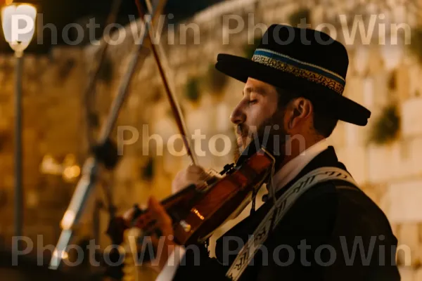 מוזיקאי מנגן מוזיקה ישראלית מסורתית, ממדינת ישראל. משפחת כינורות, פדורה, כינור