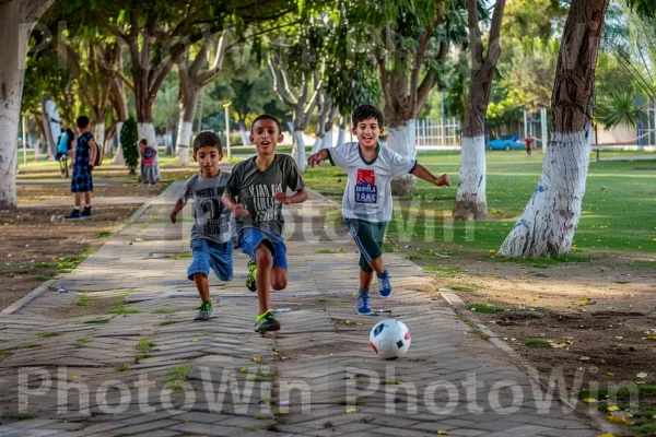 ילדים משחקים כדורגל בפארק מקומי, ממדינת ישראל. כדורגל, כדורגל, מִכְנָסַיִים קְצָרִים