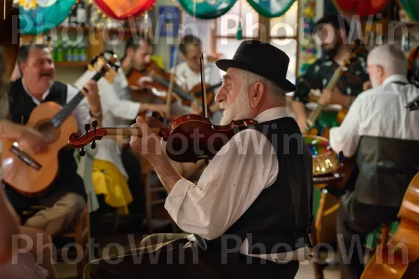 קבוצת נגנים המנגנת מוזיקת כליזמר מסורתית בבר תוסס, ממדינת ישראל. מוּסִיקָאִי, פדורה, כִּסֵא