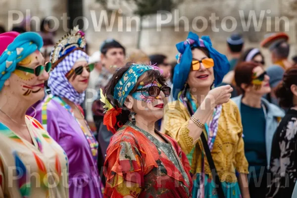 קבוצת נשים חוגגות פורים בירושלים, ממדינת ישראל. משקפיים, חיוך, כיסוי ראש