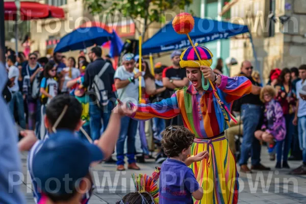 אמני רחוב משעשעים המונים בנצרת, ממדינת ישראל. כובע, מרחב ציבורי, כֵּיף