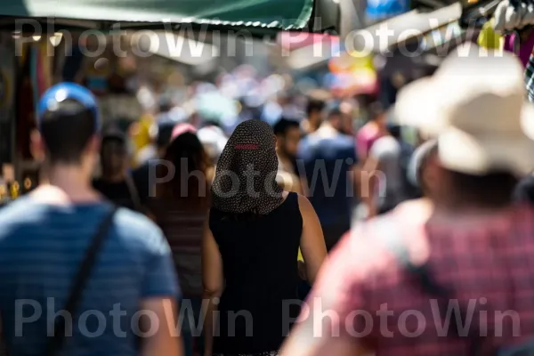 תושבי העיר שוקקים בשווקי תל אביב, ממדינת ישראל. חולצה קצרה, שׁוּק, טרטן