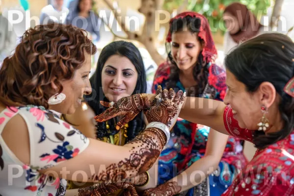 נשים מתכנסות למסיבת חינה מסורתית בבאר שבע, ממדינת ישראל. שַׂמֵחַ, סארי, כֵּיף