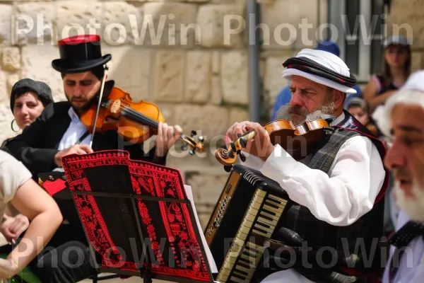 מוזיקאים מנגנים מוסיקת כליזמר מסורתית בחצר, ממדינת ישראל. כינור, משפחת כינורות, אירופון ריד חינם