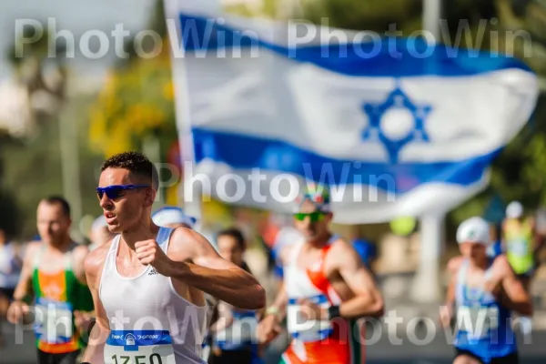 ספורטאים מתחרים במרוץ מרתון, ממדינת ישראל. קוואדראתלון, טנק פעיל, אֵפוֹד