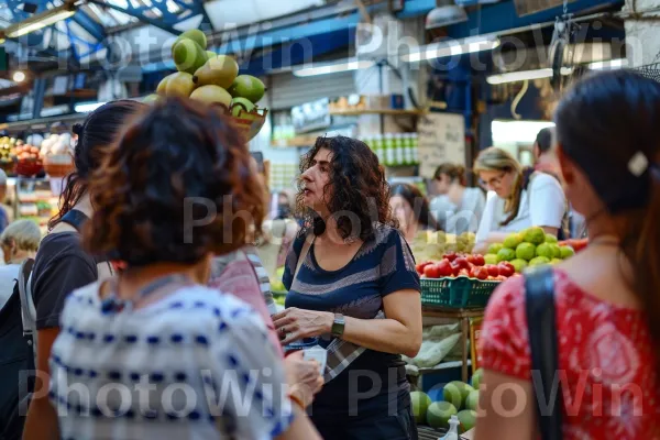 נשים מפטפטות בשוק תל אביב, ממדינת ישראל. מוכר, צמח, בן אנוש