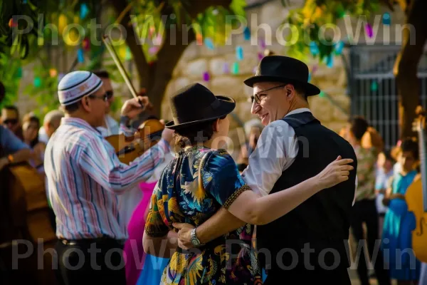 זוג רוקד בחתונה מסורתית, ממדינת ישראל. כובע, פדורה, צמח