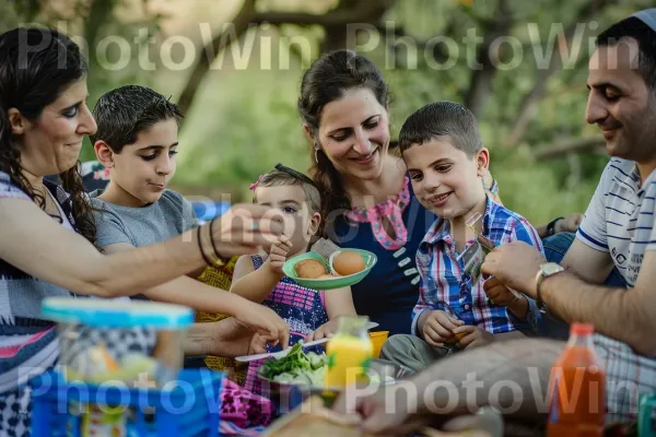 פיקניק משפחתי ברמת הגולן, ממדינת ישראל. פָּנִים, שַׂמֵחַ, שיתוף