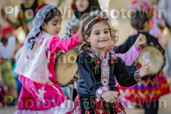 ילדים רוקדים בפסטיבל עממי מסורתי ממדינת ישראל. חיוך, עור, לִרְקוֹד