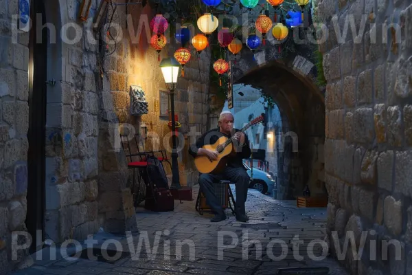 מוזיקאי סרנד עוברי אורח בעיר העתיקה, ממדינת ישראל. בִּניָן, עִיר, כְּבִישׁ