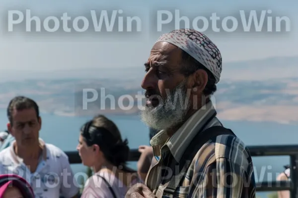 עולי רגל מבקרים במקומות הקדושים בטבריה, ממדינת ישראל. זָקָן, נוֹף, משקפיים