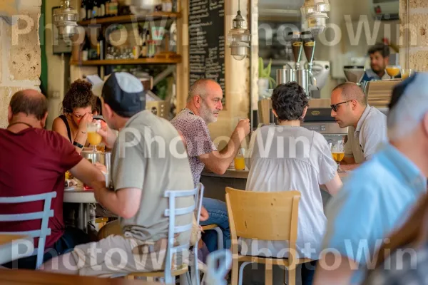 הפסקת קפה בבית קפה תל אביבי, ממדינת ישראל. כובע, חולצה קצרה, אירוע