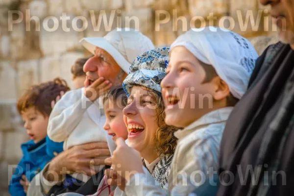 משפחה חוגגת בר מצווה בירושלים, ממדינת ישראל. פָּנִים, יד, הבעת פנים