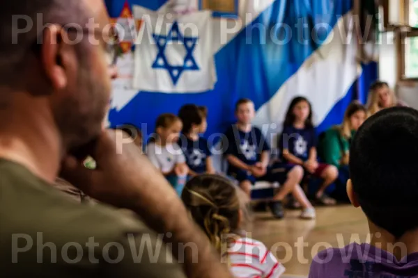 הורים צופים בילדיהם בהצגה בית ספרית, ממדינת ישראל. חולצה קצרה, אירוע, אירוע תחרות