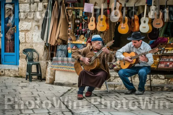 נגני רחוב בצפת, ממדינת ישראל. מוּסִיקָאִי, כְּחוֹל, גִיטָרָה