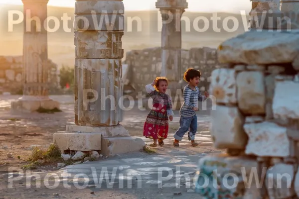 ילדים משחקים בחורבות עתיקות, צחוק מהדהד באבן, ממדינת ישראל. בית המקדש, שָׁמַיִם, מִכְנָסַיִים קְצָרִים