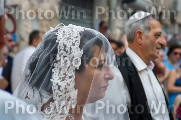 תהלוכת חתונה מסורתית המתפתלת ברחובות ירושלים, ממדינת ישראל. הינומה, בגדי כלה, מחווה