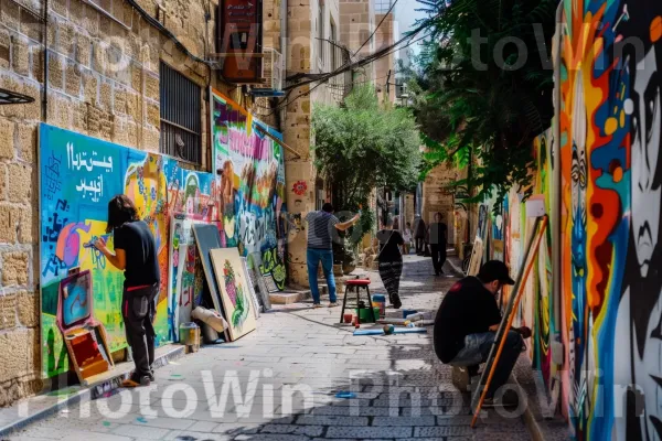 אמנים מציירים ציורי קיר בסמטאות יפו, יצירתיות משוחררת, ממדינת ישראל. צמח, חַלוֹן, צֶבַע