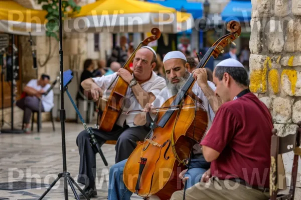 מוזיקאים מנגנים מוזיקת כליזמר בפינת רחוב תוססת, מנגינה תוססת, ממדינת ישראל. כלי נגינה, מוּסִיקָאִי, כובע