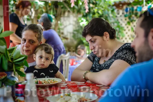 משפחה התכנסה לארוחת חג מסורתית בנתניה, ממדינת ישראל. שולחן, שַׂמֵחַ, מִטְבָּח