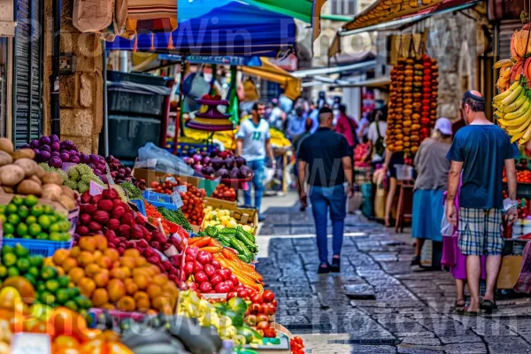 סצנת שוק צבעונית בעיר העתיקה של יפו, ממדינת ישראל. מוכר, צמח, שׁוּק