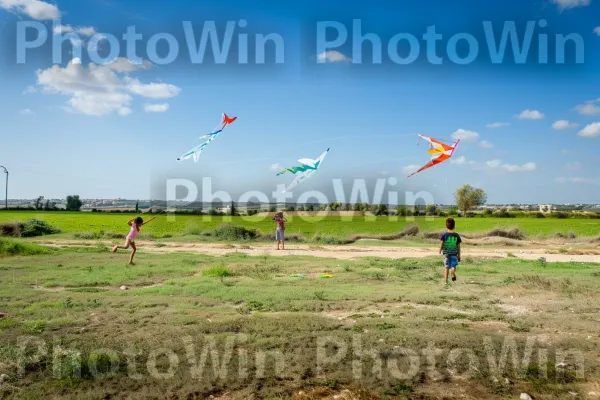 ילדים מעיפים עפיפונים בכפר, ממדינת ישראל. שָׁמַיִם, מחווה, נוף טבעי