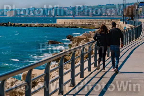 זוגות מטיילים בטיילת בחיפה, ממדינת ישראל. גָדֵר, טיול, לְגַשֵׁר