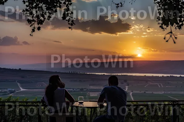 זוגות נהנים מערב רומנטי בגליל, ממדינת ישראל. ענן, אַטמוֹספֵרָה, זוהר לאחר