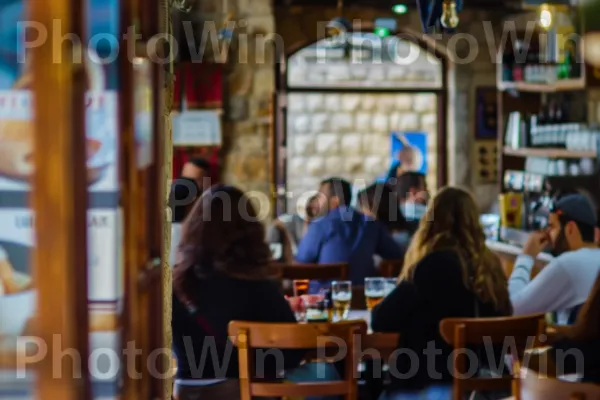 סצנת בתי קפה שוקקת בלב צפת ההיסטורית, ממדינת ישראל. אירוע, איזור עירוני, כֵּיף