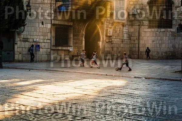 ילדים משחקים כדורגל ברחובות ירושלים, ממדינת ישראל. פני הכביש, תְאוּרָה, אוֹר שֶׁמֶשׁ