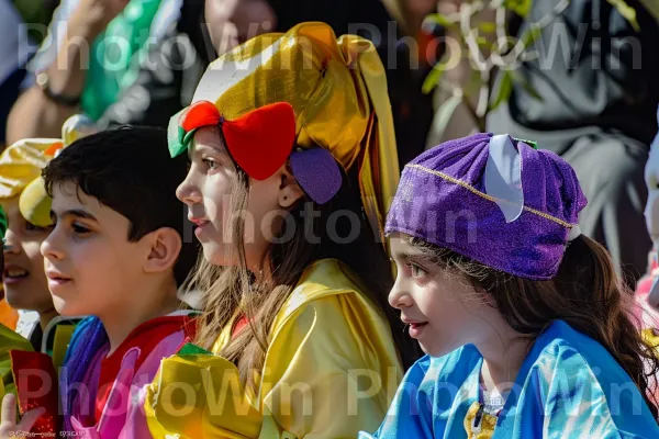 מצעד פורים חגיגי בחיפה, ממדינת ישראל. כיסוי ראש, שַׂמֵחַ, אֲנָשִׁים