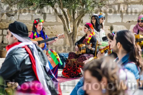 קבוצת חברים מנגנים מוזיקה ישראלית מסורתית, ממדינת ישראל. אֲנָשִׁים, בידור, אמנויות במה