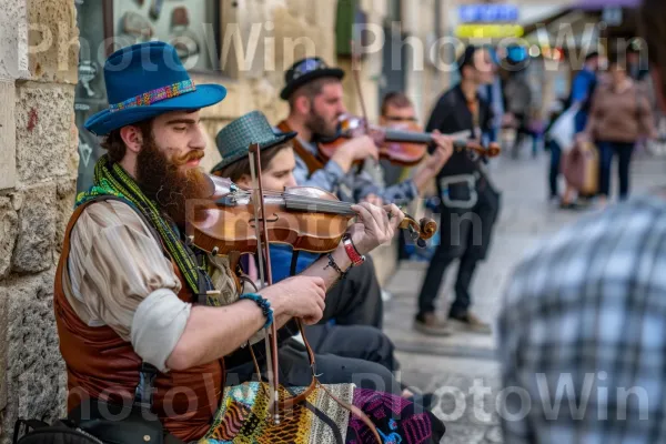 מוזיקאים מנגנים מוזיקת כליזמר בפינת רחוב תוססת, מנגינה תוססת, ממדינת ישראל. מוּסִיקָאִי, כובע, מוּסִיקָה