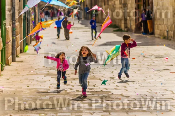 ילדים משחקים ברחובות ירושלים, ממדינת ישראל. תַצלוּם, בן אנוש, אנשים בטבע