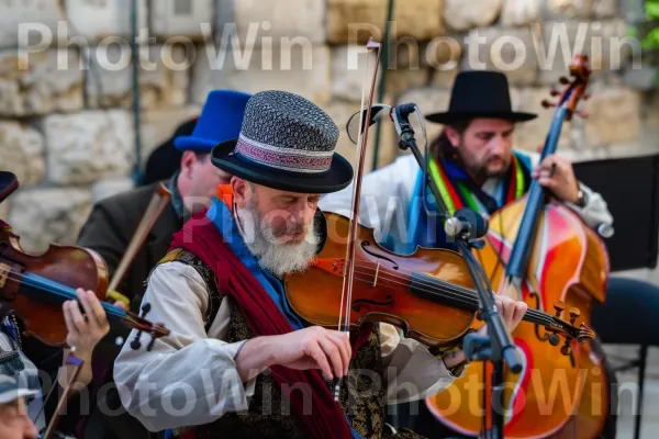 קבוצת נגנים המנגנת מוזיקת כליזמר תוססת, ממדינת ישראל. כלי נגינה, כובע, כלי מיתר