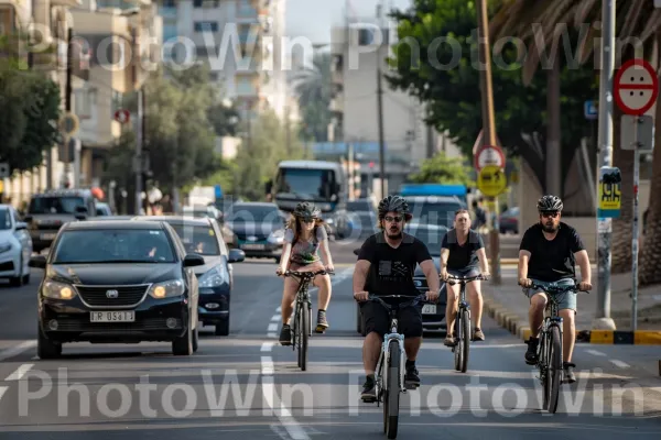 רוכבי אופניים מנווטים בקלות ברחובות ערים שוקקים, ממדינת ישראל. גַלגַל, רכב יבשתי, רכב