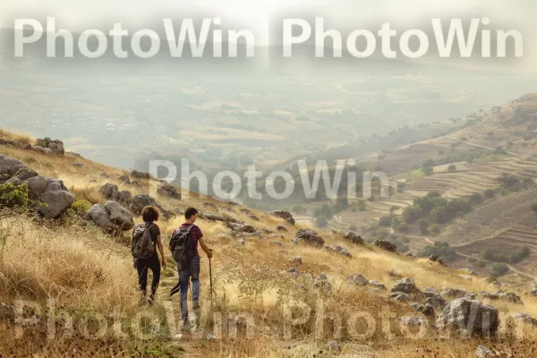 חברים מטיילים ברמת הגולן, ממדינת ישראל. שָׁמַיִם, צמח, הַר