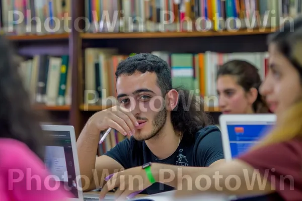 סטודנטים הלומדים בספרייה באוניברסיטה העברית, ממדינת ישראל. מַדָף, אינטראקציה, פרסום