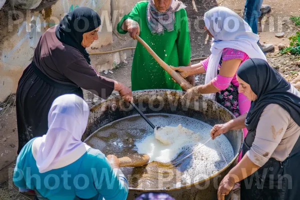 נשים דרוזיות מייצרות סבון שמן זית מסורתי ממדינת ישראל. ירוק, כובע, אדמה