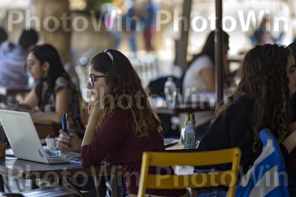 סטודנטים לומדים בבית קפה שוקק, ממדינת ישראל. אופנה, מַחשֵׁב, מחשב אישי