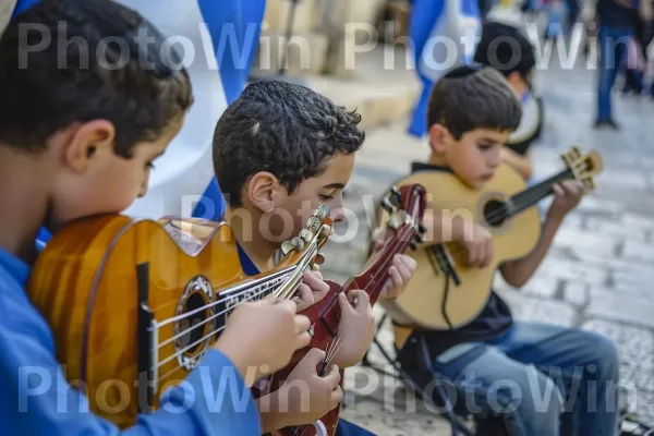 בנים מנגנים מוזיקה ישראלית מסורתית ברחוב, ממדינת ישראל. כלי מיתר, גִיטָרָה, אידיופון