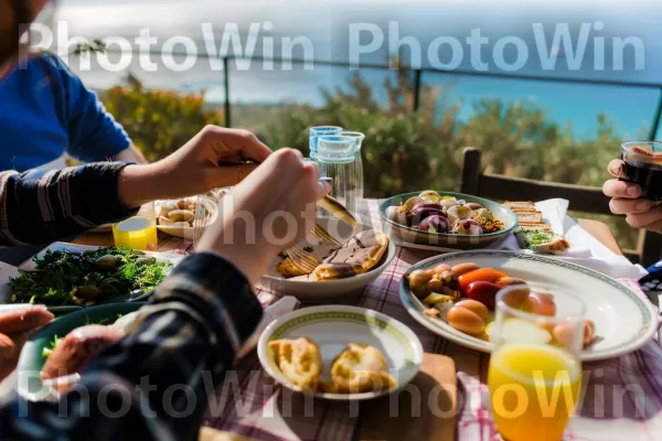 קבוצת חברים נהנית מארוחת בוקר ישראלית מסורתית ממדינת ישראל. שולחן, שָׁמַיִם, מיץ