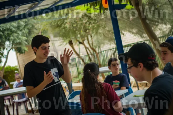 קבוצת תלמידים מתנדבים במתנ\"ס בבאר שבע, ממדינת ישראל. צמח, חולצה קצרה, כובע